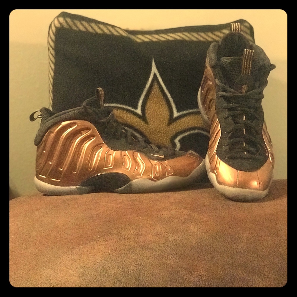 Big kids 4.5 Nike Metallic gold foamposites.